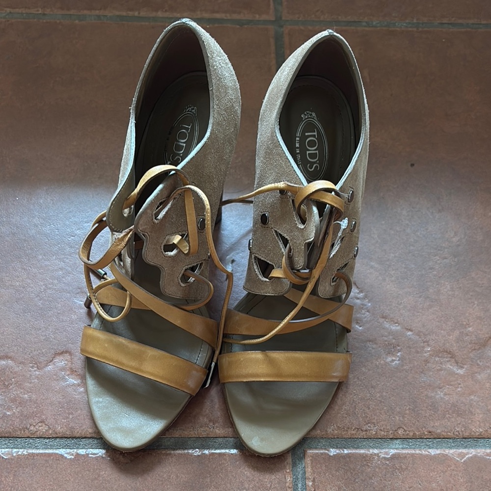 Tod's Tan and Brown Leather Heels with Unique Design